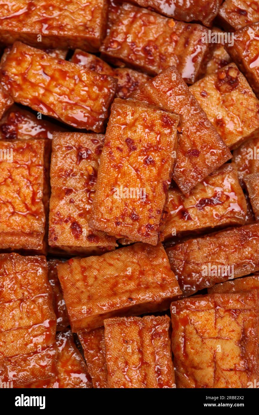 Dou gan, tofu secco piccante con salsa di pomodoro Foto Stock