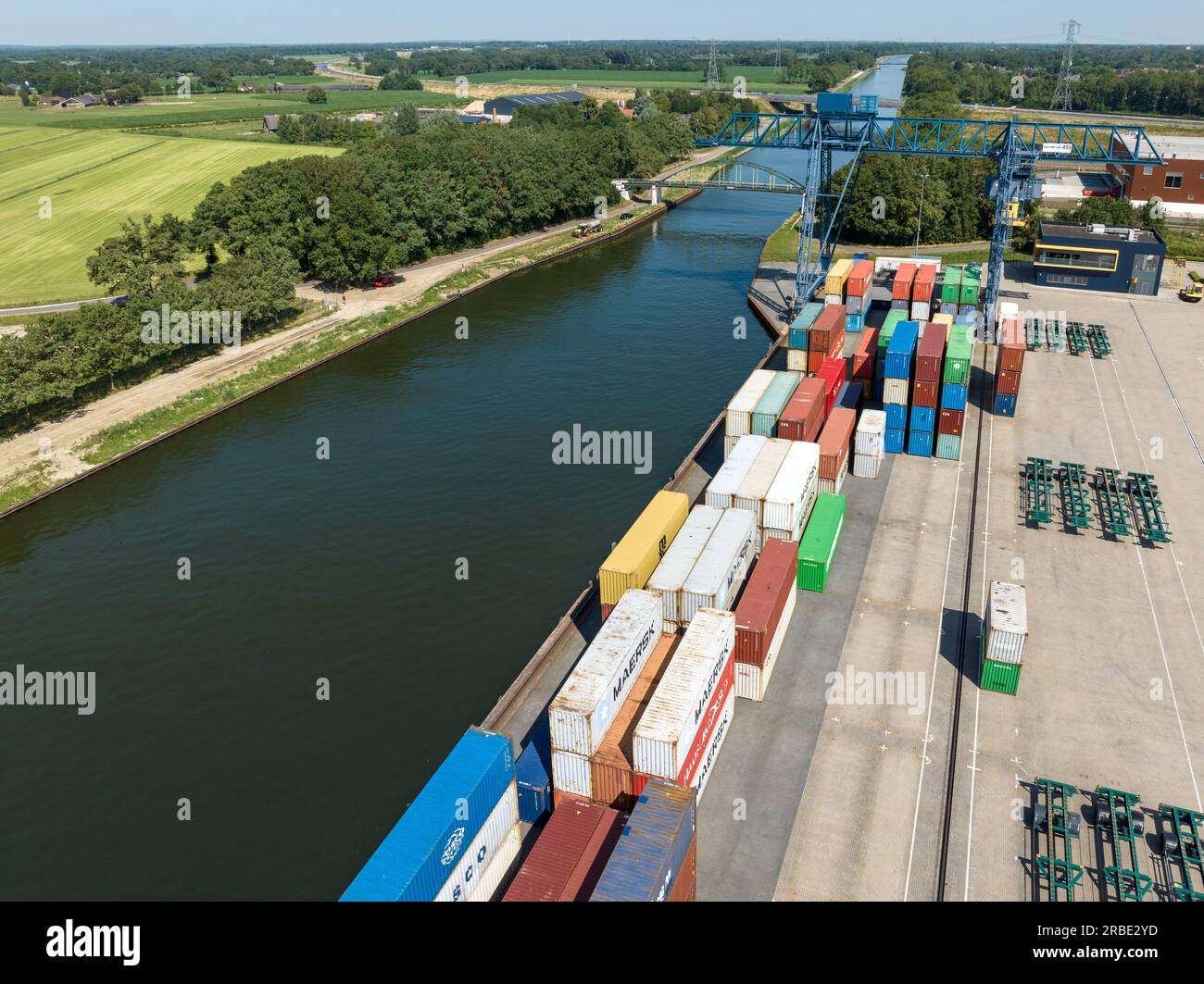 ALMELO, PAESI BASSI - JULI 8, 2023: Vista dall'alto di un piccolo terminal per container lungo il canale Twente, il collegamento d'acqua tra il fiume IJssel e. Foto Stock