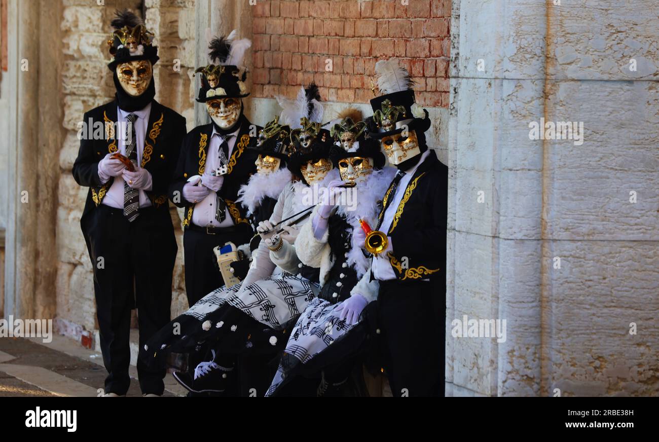 Karneval Venedig, Venedig Karneval, Carnevale di Venezia, Masken in Venedig, Maskerade Venezia, Masken mit Kostümen, Kleidern und schönen Frauen Foto Stock