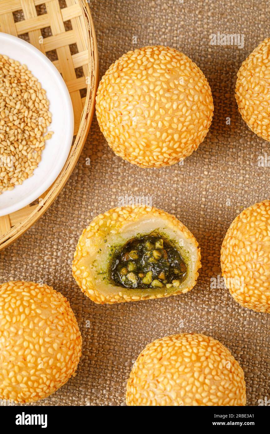 Palle di semi di sesamo fritte, Jian Dui Foto Stock
