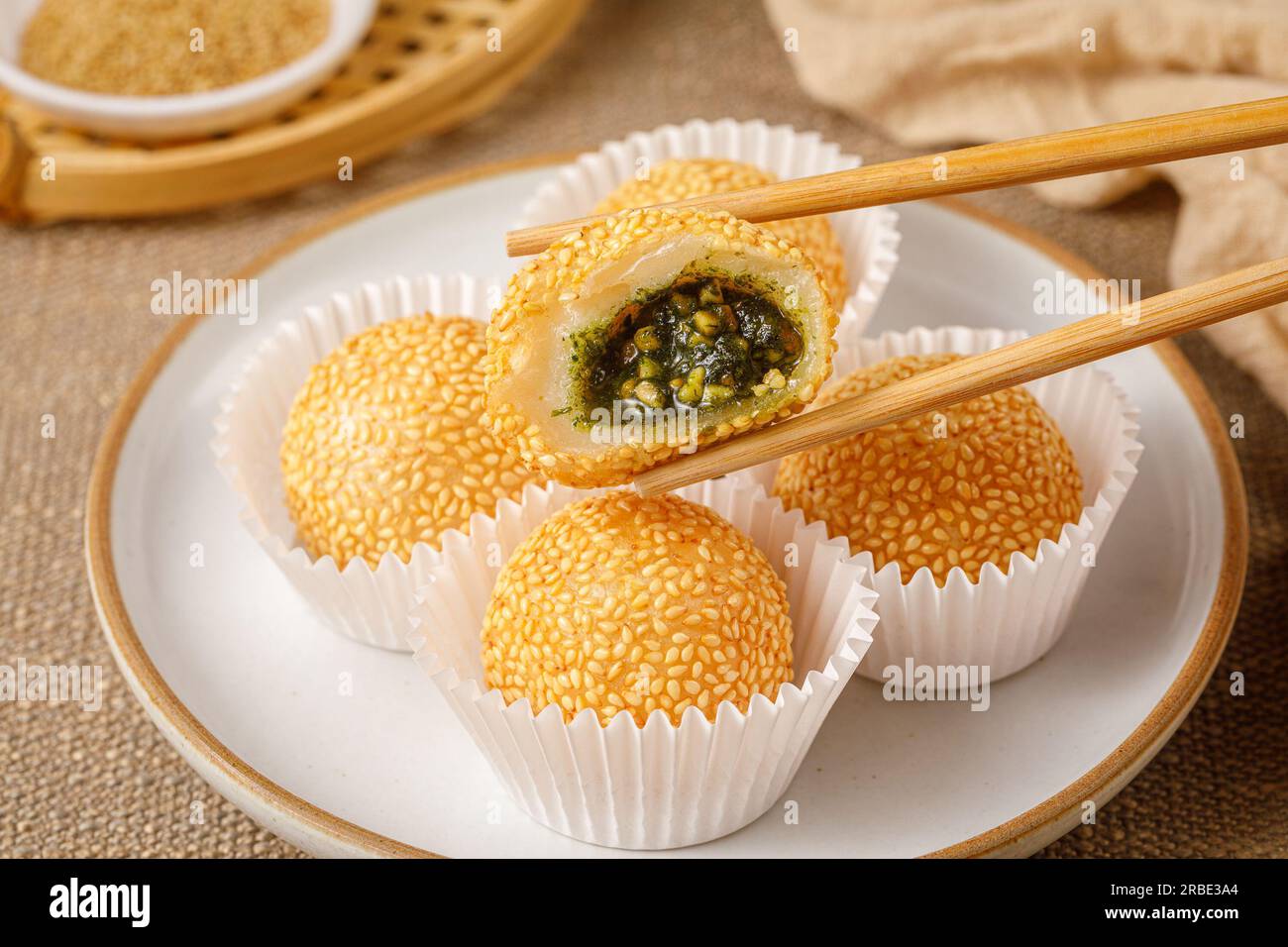 Palle di semi di sesamo fritte, Jian Dui Foto Stock