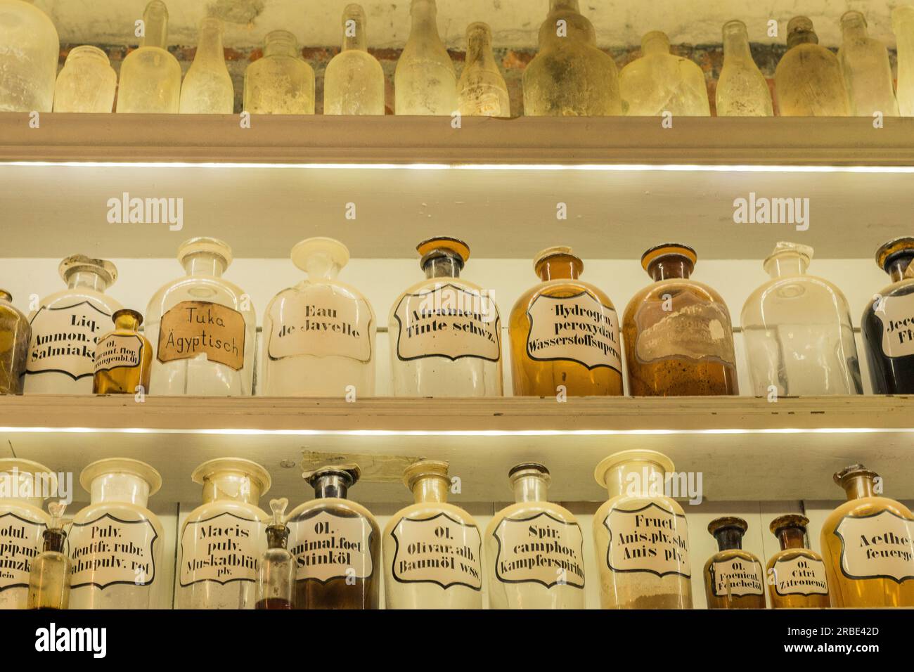 bicchieri antichi da farmacia e armadietto per la medicina Foto Stock
