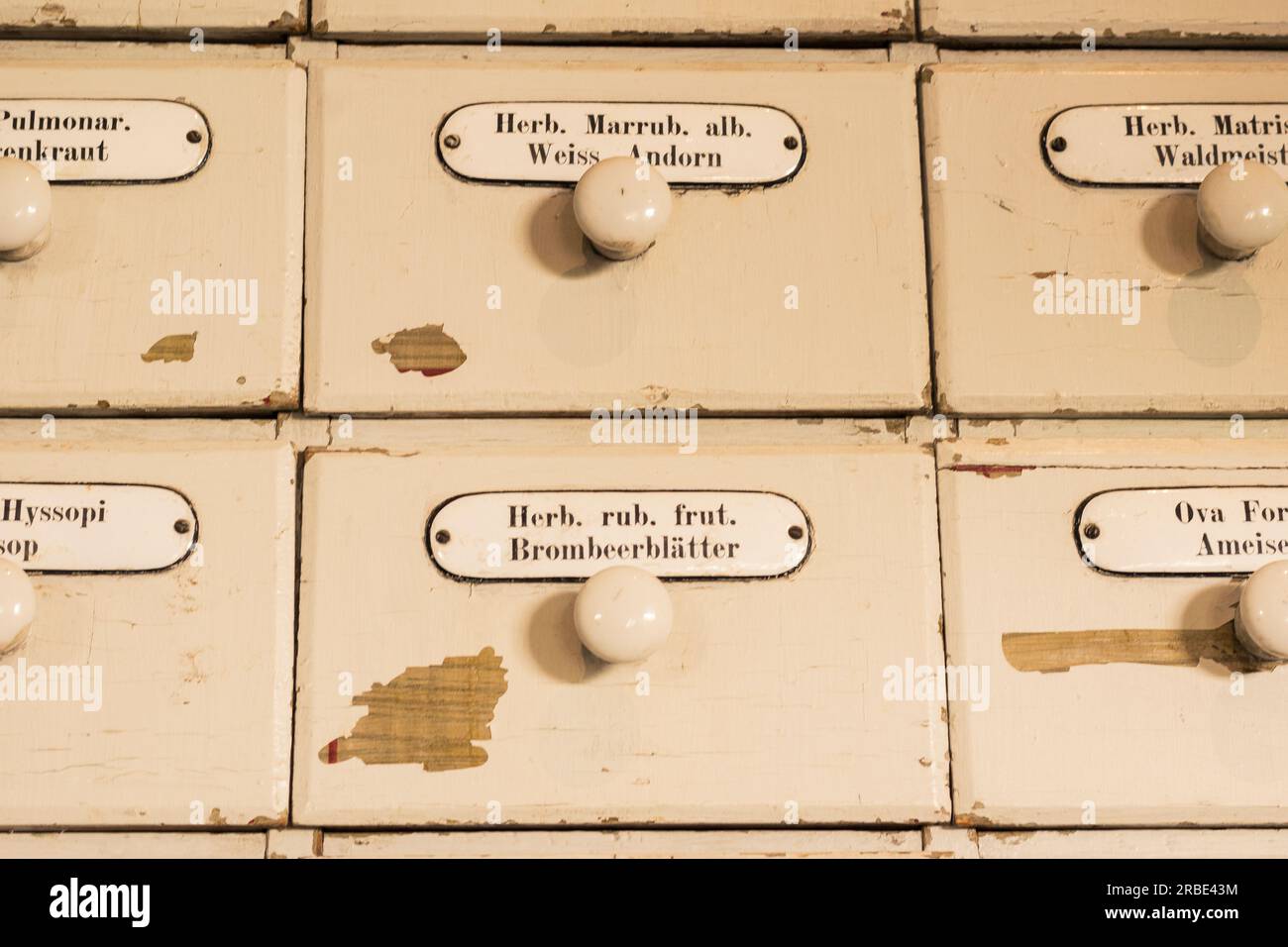 bicchieri antichi da farmacia e armadietto per la medicina Foto Stock
