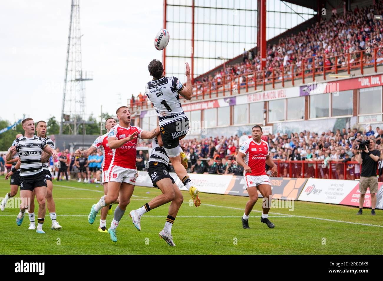 Hull, Regno Unito. 9 luglio 2023. Betfred Super League: Hull KR contro Hull FC. Tex Hoy, Hull FC, raggiunge la palla. Crediti: Paul Whitehurst/Alamy Live News Foto Stock