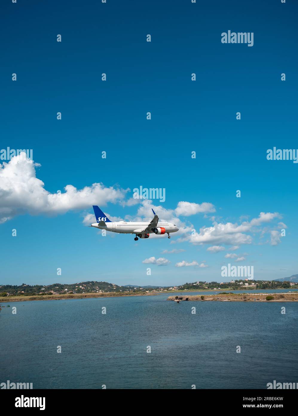 Kerkyra, Grecia - 09 24 2022: Atterraggio aereo SAS Scandinavian Airlines sulla pista corta all'aeroporto di Corfù. Il concetto di professionalità e pilota Foto Stock