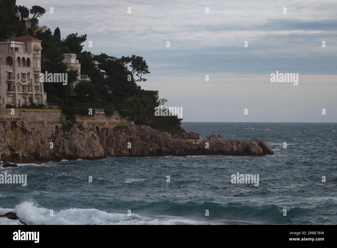 Nizza, Francia - 8 marzo 2023: Case sulla scogliera del Mont Boron con il mare mediterraneo distranquillo, viaggi editoriali Foto Stock