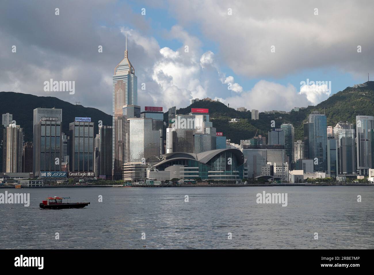 Vista diurna del lungomare di HK Island - centro, Centro Congressi ed esposizioni di Hong Kong (HKCEC) - da Tsim Sha Tsui, Kowloon, Hong Kong, Cina Foto Stock