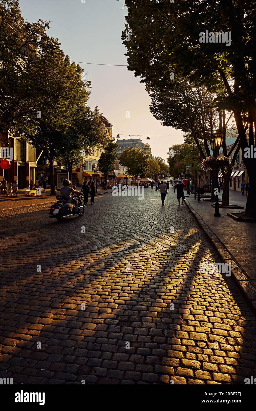 Deribasovskaja strade ai raggi del sole estivo che tramonta a Odessa in Ucraina Foto Stock