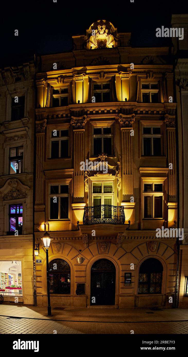 Illuminazione serale della casa del museo dell'artista polacco Jan Matejko a Cracovia Foto Stock