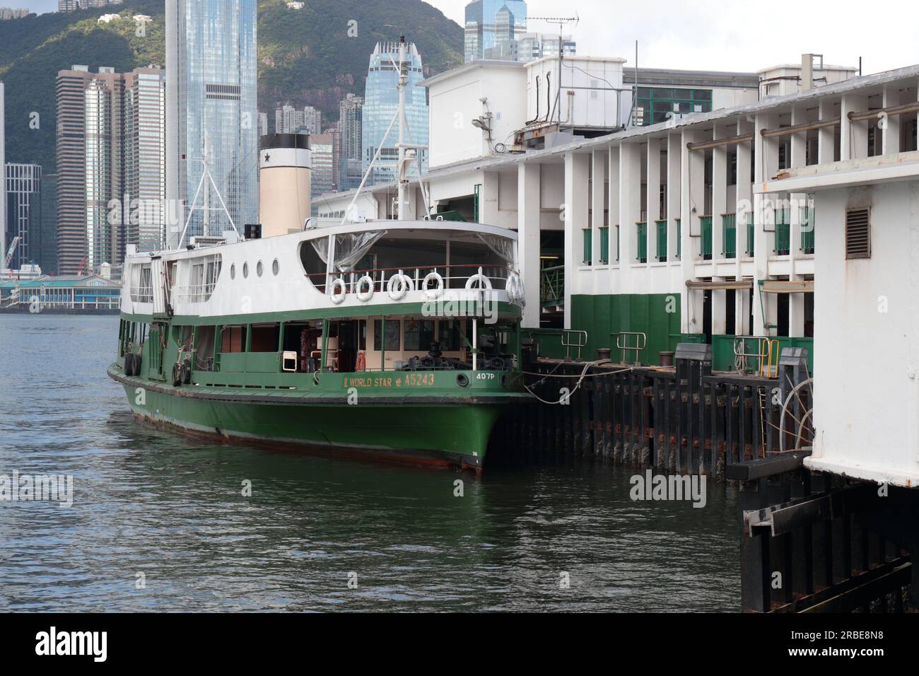 Star Ferry 'World Star' (A5243) Star Ferry Terminal, Tsim Sha Tsui, Kowloon, Hong Kong, Cina - International Finance Centre in background Foto Stock