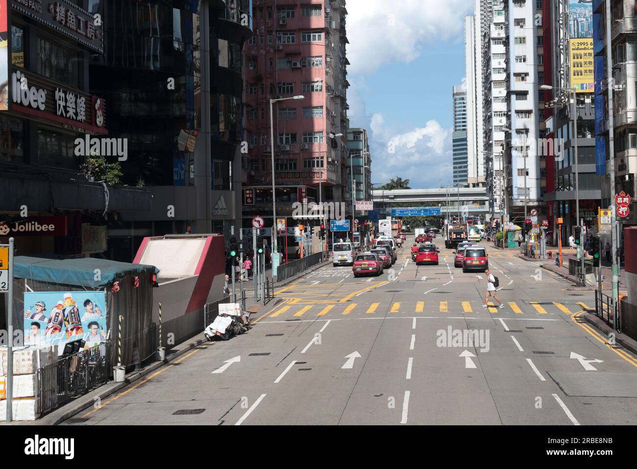 Waterloo Road, taxi, attraversamento pedonale, guardando ad ovest da Nathan Road, Yau ma Tei, Kowloon, Hong Kong, Cina Foto Stock