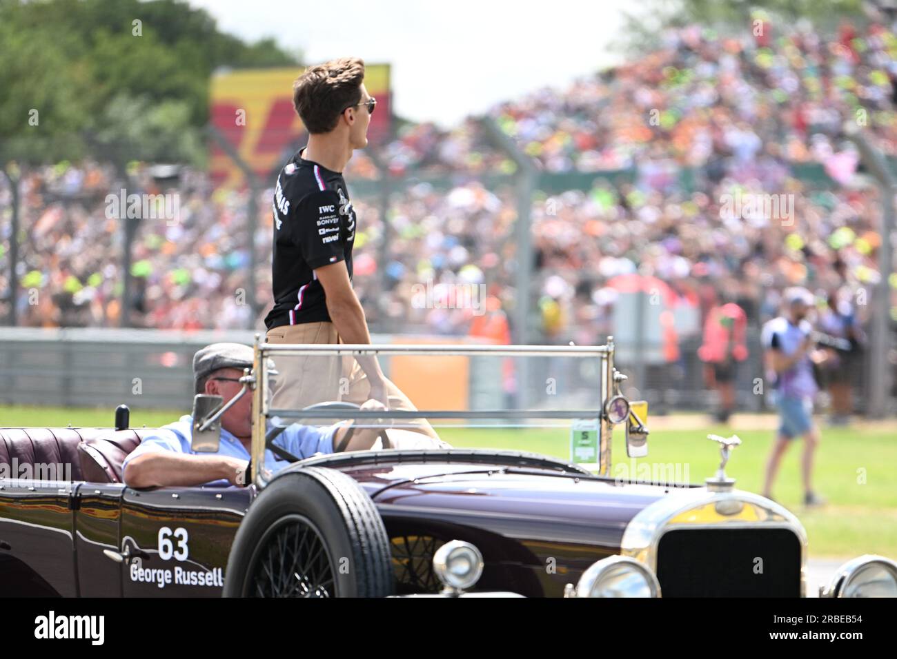 9 luglio 2023: Circuito di Silverstone, Northamptonshire, Inghilterra: Formula 1 2023 Aramco Gran Premio di Formula 1 britannico: Giornata di gara; George Russell del team Mercedes onda ai tifosi mentre viene guidato sul circuito di Silverstone prima del Gran Premio Foto Stock