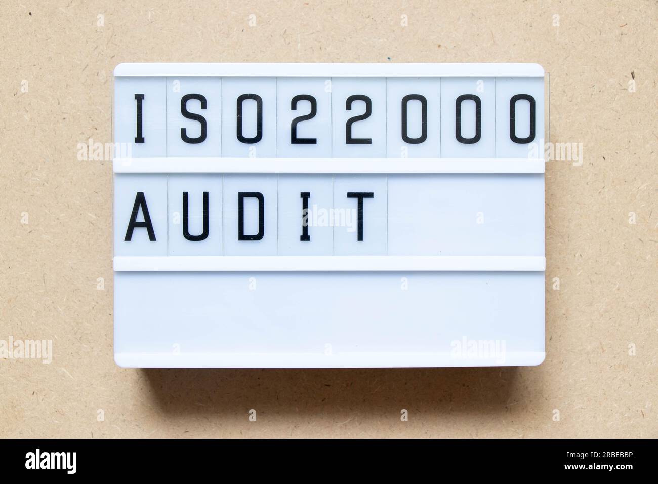 Lightbox con parola ISO 22000 audit su sfondo legno Foto Stock