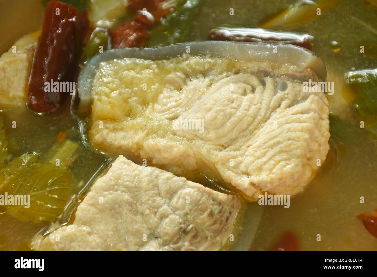 Pesce gatto gigante di Maekong bollito piccante con zuppa tom yum alle erbe e peperoncino in ciotola Foto Stock