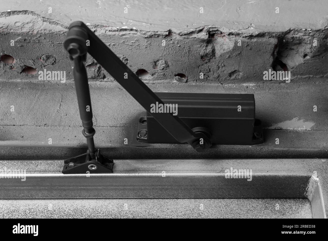 Fermaporta oggetto aperto fermaporta fermaporta interno fermaporta metallo dispositivo di arresto vicino. Foto Stock