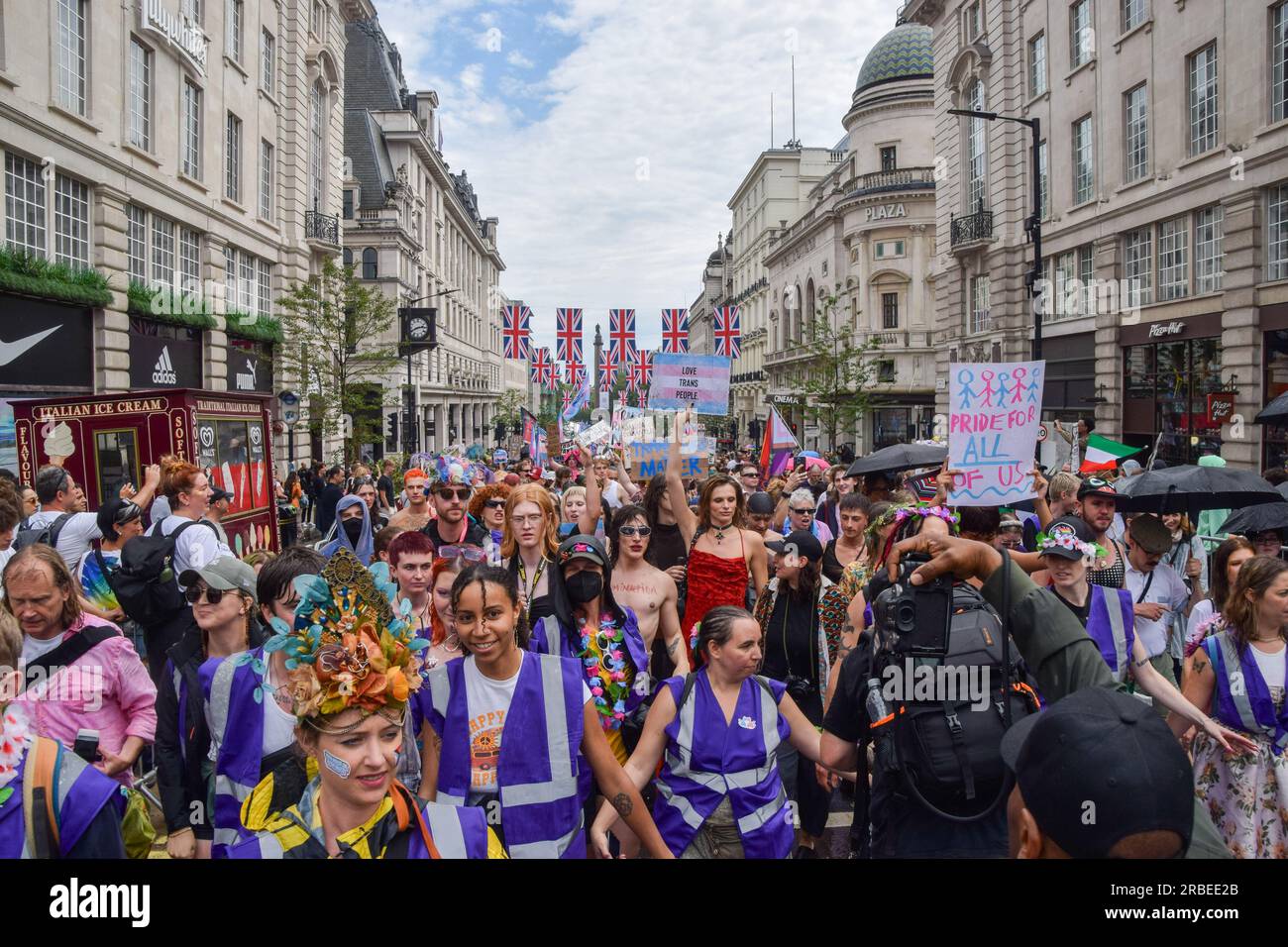 Londra, Regno Unito. 8 luglio 2023. I manifestanti marciano con cartelli a sostegno delle persone trans durante la manifestazione a Piccadilly Circus. Migliaia di persone marciarono attraverso il centro di Londra durante il Trans Pride 2023. Credito: SOPA Images Limited/Alamy Live News Foto Stock