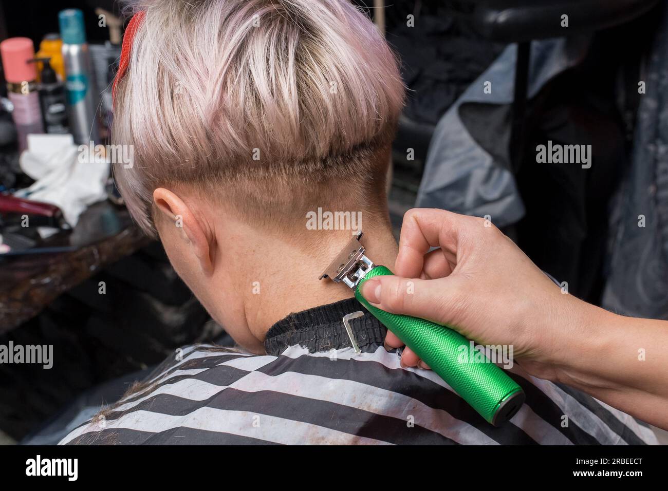 Radere la testa della donna immagini e fotografie stock ad alta risoluzione  - Alamy