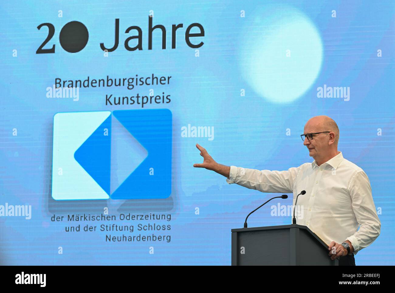 9 luglio 2023, Brandeburgo, Neuhardenberg: Dietmar Woidke (SPD), Ministro Presidente del Brandeburgo, interviene alla cerimonia di premiazione del Brandeburgo presso lo Schloss Neuhardenberg. Lo stesso giorno, il 20° Premio d'arte del Brandeburgo è stato assegnato dalla Fondazione Schloss Neuhardenberg e dal giornale Märkische Oderzeitung. Inoltre, ci sono due premi speciali. Nel 2023, il premio sarà sostenuto per la prima volta dalla Cancelleria di Stato del Brandeburgo in qualità di partner. La mostra che accompagna il castello di Neuhardenberg mostra quanto sia sfacciatamente vario, vivace e creativo il paesaggio artistico del Brandeburgo. A Foto Stock