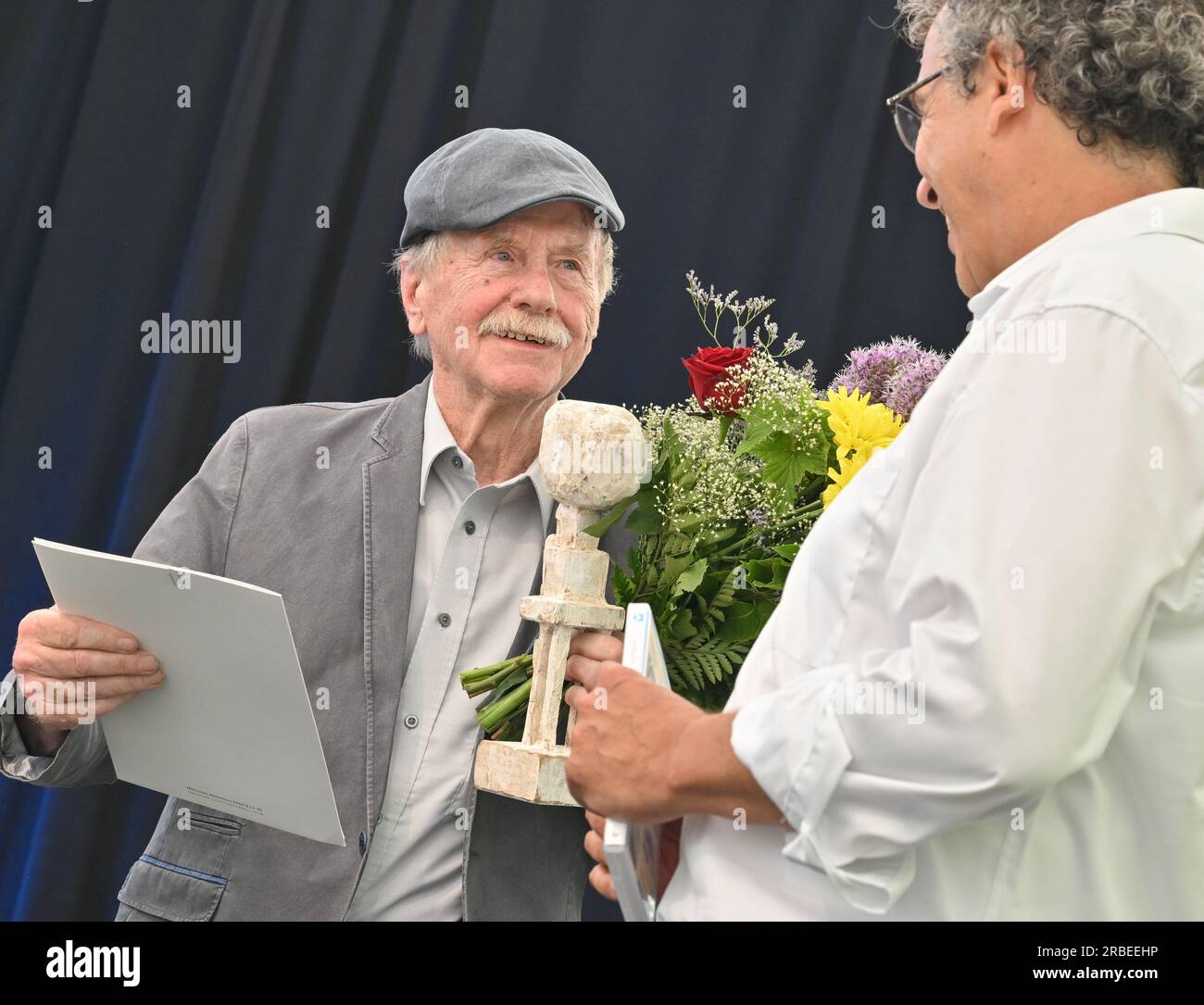 09 luglio 2023, Brandeburgo, Neuhardenberg: Ulrich Jörke (l), artista, riceve quest'anno il Brandenburg Art Award nella categoria scultura e installazione da Frank Mangelsdorf, membro della giuria Art Award. Lo stesso giorno, il 20° Premio d'arte del Brandeburgo è stato assegnato dallo Stiftung Schloss Neuhardenberg e dal Märkische Oderzeitung. Inoltre, ci sono due premi speciali. Nel 2023, il premio sarà sostenuto per la prima volta dalla Cancelleria di Stato del Brandeburgo in qualità di partner. La mostra che accompagna lo Schloss Neuhardenberg mostra quanto il Brandeburgo sia sfacciatamente vario, vivace e creativo Foto Stock