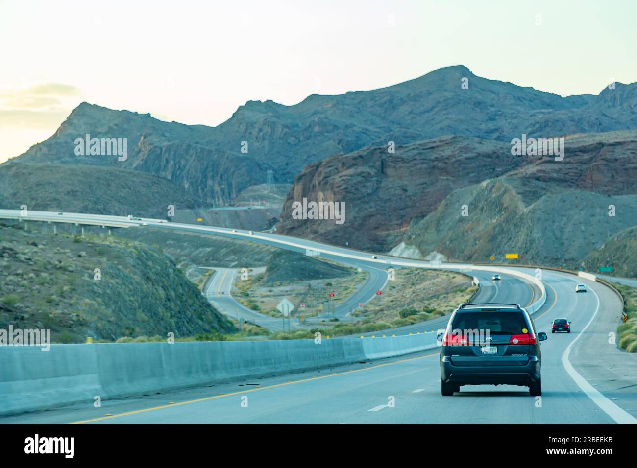 Hoover Dam, Nevada, USA - aprile 2017 - autostrada americana con automobili. La strada si estende in lontananza sullo sfondo di montagne. Guida in auto lungo l'autostrada, vista posteriore Foto Stock