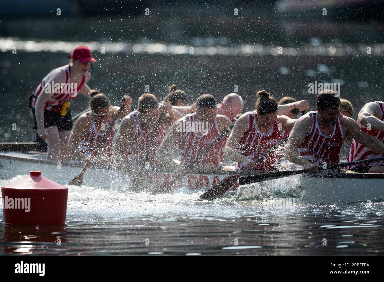 La barca di Roter Drache Muelheim, azione, caratteristiche, motivi marginali, foto simbolica, Ultimo drago in barca mista, canoa parallela, gare di canoa il 9 luglio 2023 a Duisburg/Germania. La finale 2023 Reno-Ruhr dal 06,07 al 09.07.2023 Foto Stock