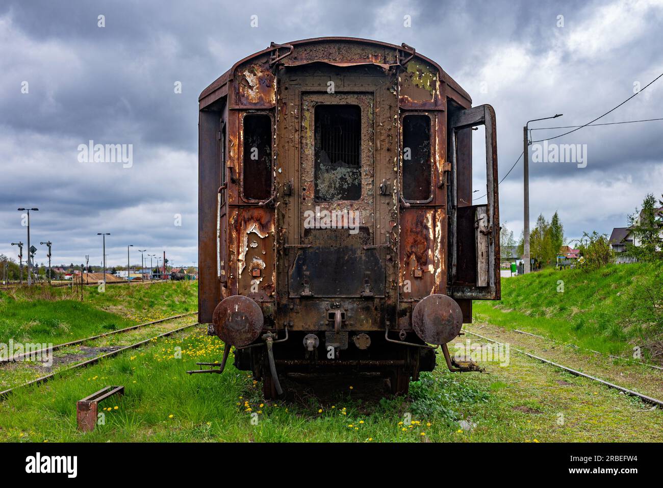 Vecchia carrozza ferroviaria arrugginita abbandonata sul campo del cimitero dei treni Foto Stock