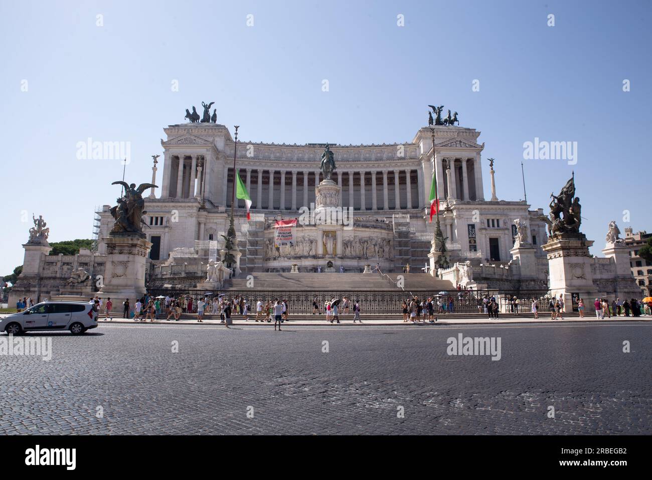 Veduta del Palazzo Vittoriano a Roma con lo striscione mostrato da un gruppo di attivisti della ribellione estinta. Questa mattina un gruppo di attivisti della ribellione estinta ha tenuto uno striscione all'interno del Palazzo Vittoriano a Roma per chiamare il governo italiano ad assumersi le proprie responsabilità in materia di cambiamento climatico, dichiarando un'emergenza climatica ed ecologica e agendo ora con misure radicali per contrastare l'emergenza. (Foto di Matteo Nardone / Pacific Press) Foto Stock