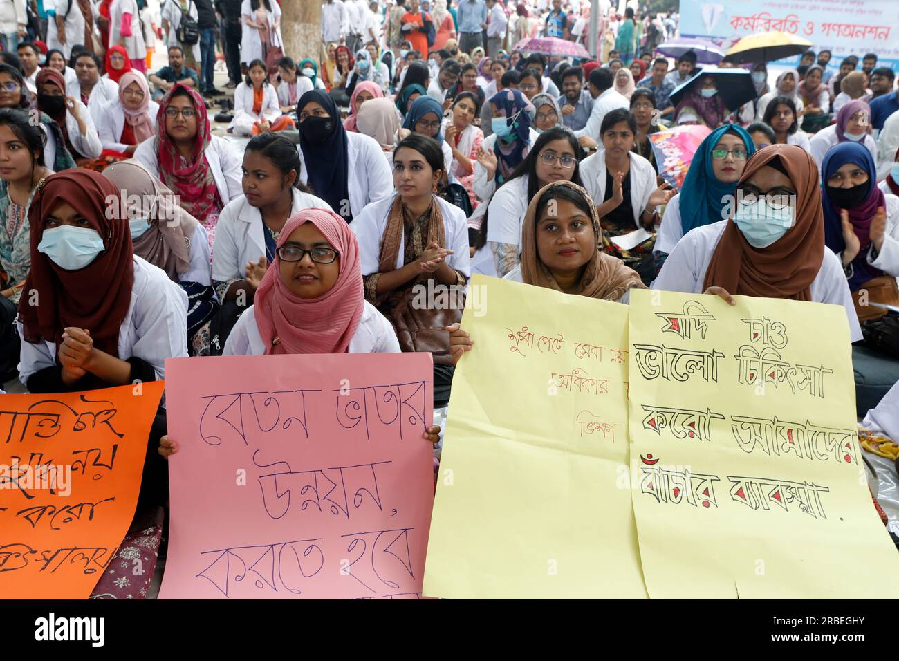 Dhaka, Bangladesh - 9 luglio 2023: Sciopero e digiuno dell'Associazione dei medici tirocinanti privati post-laurea presso il Central Shaheed Minar di Dacca chiedendo un saluto Foto Stock