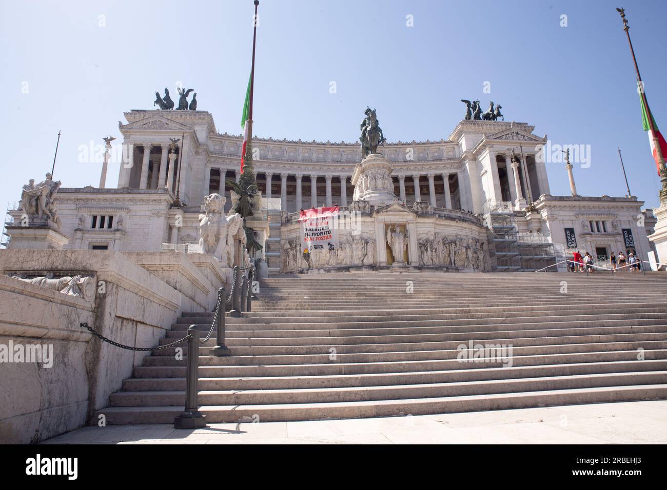 Roma, Italia. 9 luglio 2023. Veduta del Palazzo Vittoriano a Roma con lo striscione mostrato da un gruppo di attivisti della ribellione estinta. Questa mattina un gruppo di attivisti della ribellione estinta ha tenuto uno striscione all'interno del Palazzo Vittoriano a Roma per chiamare il governo italiano ad assumersi le proprie responsabilità in materia di cambiamento climatico, dichiarando un'emergenza climatica ed ecologica e agendo ora con misure radicali per contrastare l'emergenza. (Foto di Matteo Nardone/Pacific Press/Sipa USA) credito: SIPA USA/Alamy Live News Foto Stock