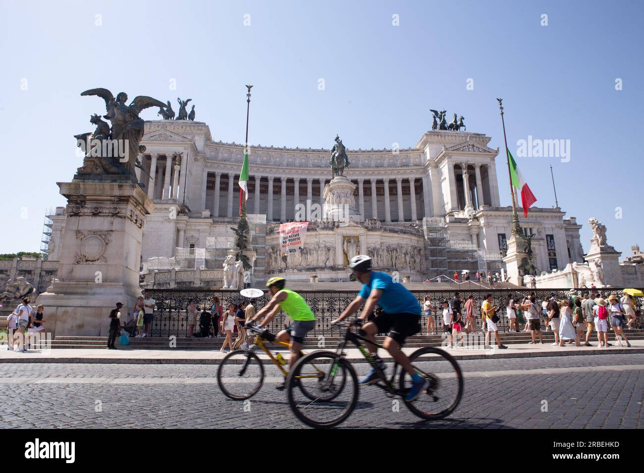 Roma, Italia. 9 luglio 2023. Veduta del Palazzo Vittoriano a Roma con lo striscione mostrato da un gruppo di attivisti della ribellione estinta. Questa mattina un gruppo di attivisti della ribellione estinta ha tenuto uno striscione all'interno del Palazzo Vittoriano a Roma per chiamare il governo italiano ad assumersi le proprie responsabilità in materia di cambiamento climatico, dichiarando un'emergenza climatica ed ecologica e agendo ora con misure radicali per contrastare l'emergenza. (Immagine di credito: © Matteo Nardone/Pacific Press via ZUMA Press Wire) SOLO USO EDITORIALE! Non per USO commerciale! Foto Stock