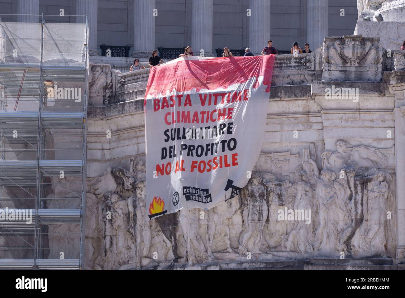 Roma, Italia. 9 luglio 2023. Un gruppo di attivisti della ribellione estinta mostra uno striscione all'interno del Palazzo Vittoriano a Roma. Questa mattina un gruppo di attivisti della ribellione estinta ha tenuto uno striscione all'interno del Palazzo Vittoriano a Roma per chiamare il governo italiano ad assumersi le proprie responsabilità in materia di cambiamento climatico, dichiarando un'emergenza climatica ed ecologica e agendo ora con misure radicali per contrastare l'emergenza. (Foto di Matteo Nardone/Pacific Press/Sipa USA) credito: SIPA USA/Alamy Live News Foto Stock