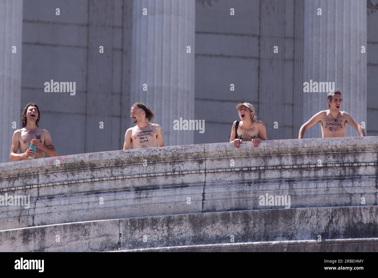 Roma, Italia. 9 luglio 2023. Alcuni attivisti della ribellione dell'estinzione protestano da Palazzo Vittoriano a Roma. Questa mattina un gruppo di attivisti della ribellione estinta ha tenuto uno striscione all'interno del Palazzo Vittoriano a Roma per chiamare il governo italiano ad assumersi le proprie responsabilità in materia di cambiamento climatico, dichiarando un'emergenza climatica ed ecologica e agendo ora con misure radicali per contrastare l'emergenza. (Immagine di credito: © Matteo Nardone/Pacific Press via ZUMA Press Wire) SOLO USO EDITORIALE! Non per USO commerciale! Foto Stock
