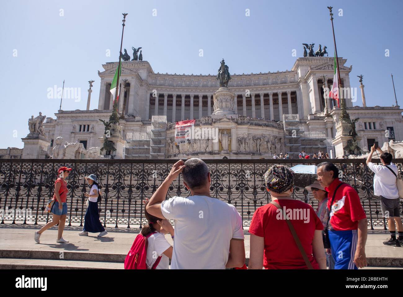 Roma, Italia. 9 luglio 2023. Veduta del Palazzo Vittoriano a Roma con lo striscione mostrato da un gruppo di attivisti della ribellione estinta. Questa mattina un gruppo di attivisti della ribellione estinta ha tenuto uno striscione all'interno del Palazzo Vittoriano a Roma per chiamare il governo italiano ad assumersi le proprie responsabilità in materia di cambiamento climatico, dichiarando un'emergenza climatica ed ecologica e agendo ora con misure radicali per contrastare l'emergenza. (Immagine di credito: © Matteo Nardone/Pacific Press via ZUMA Press Wire) SOLO USO EDITORIALE! Non per USO commerciale! Foto Stock