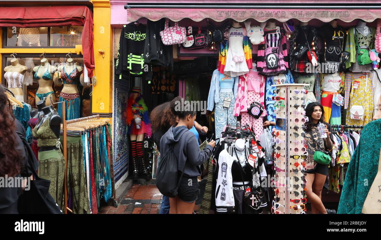 Negozi di abbigliamento a Kensington Gardens nel trendy North Laines di Brighton Foto Stock