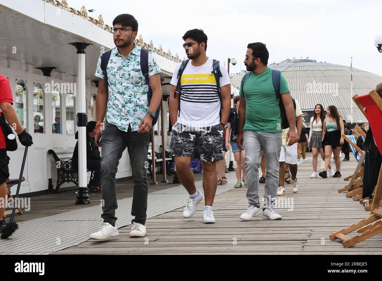 Turisti provenienti dal subcontinente sul Palace Pier di Brighton Foto Stock