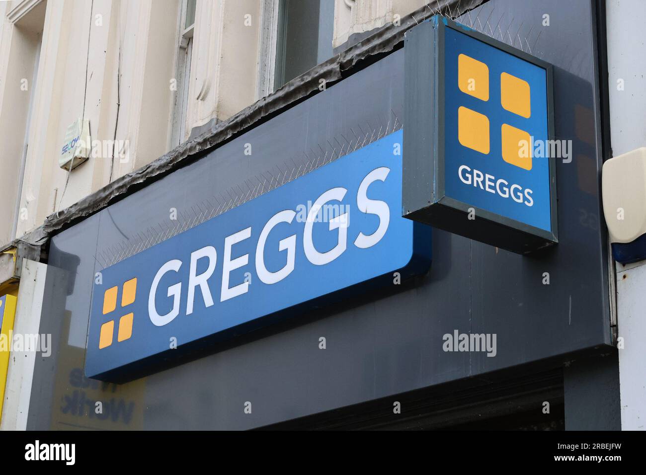 Cartello Greggs Bakery a Brighton, Regno Unito Foto Stock