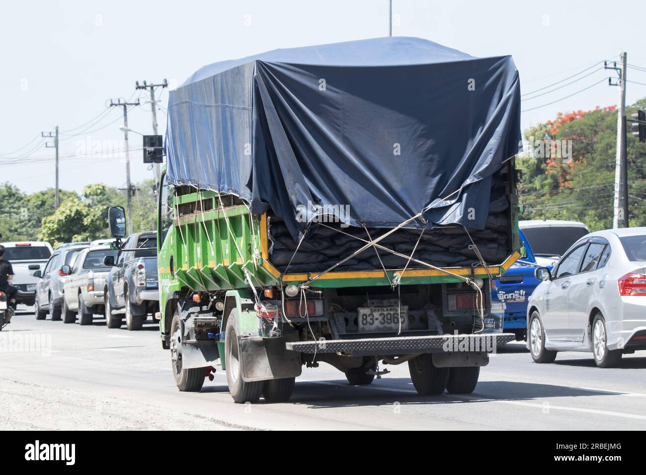 Chiangmai, Thailandia - 1 giugno 2023: Camion di cemento della società Boon Yarit. Sulla strada n. 1001, a 8 km dalla città di Chiangmai. Foto Stock