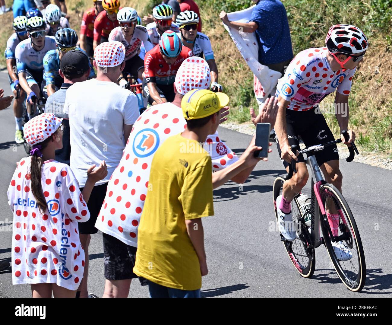 Neilson Powless DEGLI STATI UNITI di EF Education-EasyPost nella foto in azione durante la 9a tappa del Tour de France, una corsa di 182,4 km da Saint-Leonard-de-Noblat a Puy de Dome, Francia, domenica 9 luglio 2023. Il Tour de France di quest'anno si svolge dal 1° al 23 luglio 2023. BELGA FOTO PETE GODING Foto Stock