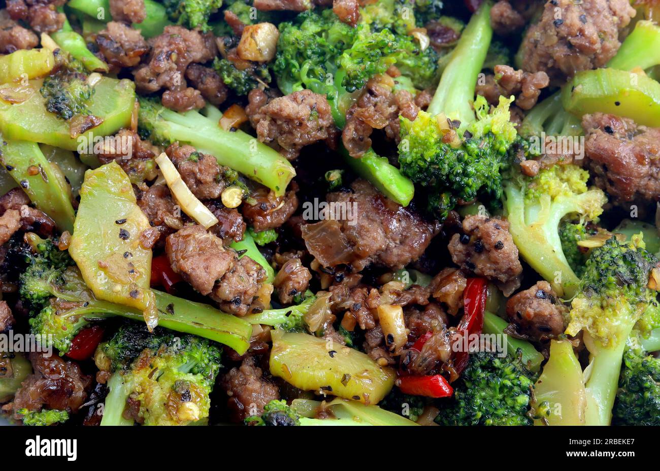 Vista ravvicinata dai deliziosi broccoli saltati con manzo tritato Foto Stock