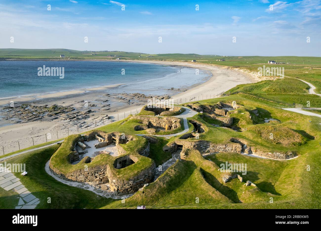 Insediamento preistorico di Skara Brae nelle Orcadi, affacciato sulla Baia di Skaill, Scozia, Regno Unito. Foto Stock