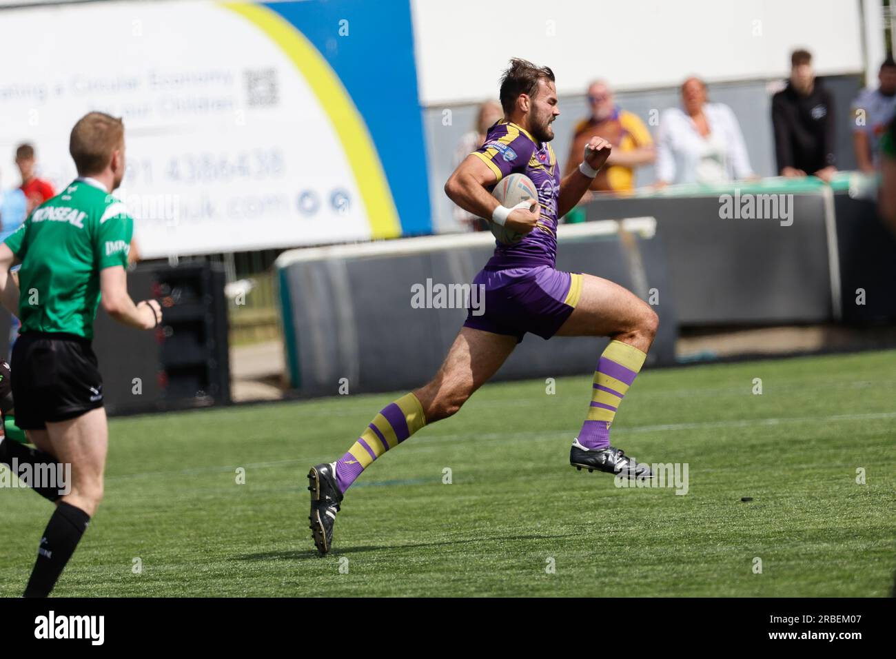 Jay Chapelhow del Newcastle Thunder corre in chiaro durante il match del BETFRED Championship tra Newcastle Thunder e Whitehaven RLFC a Kingston Park, Newcastle, domenica 9 luglio 2023. (Foto: Chris Lishman | notizie mi) Foto Stock