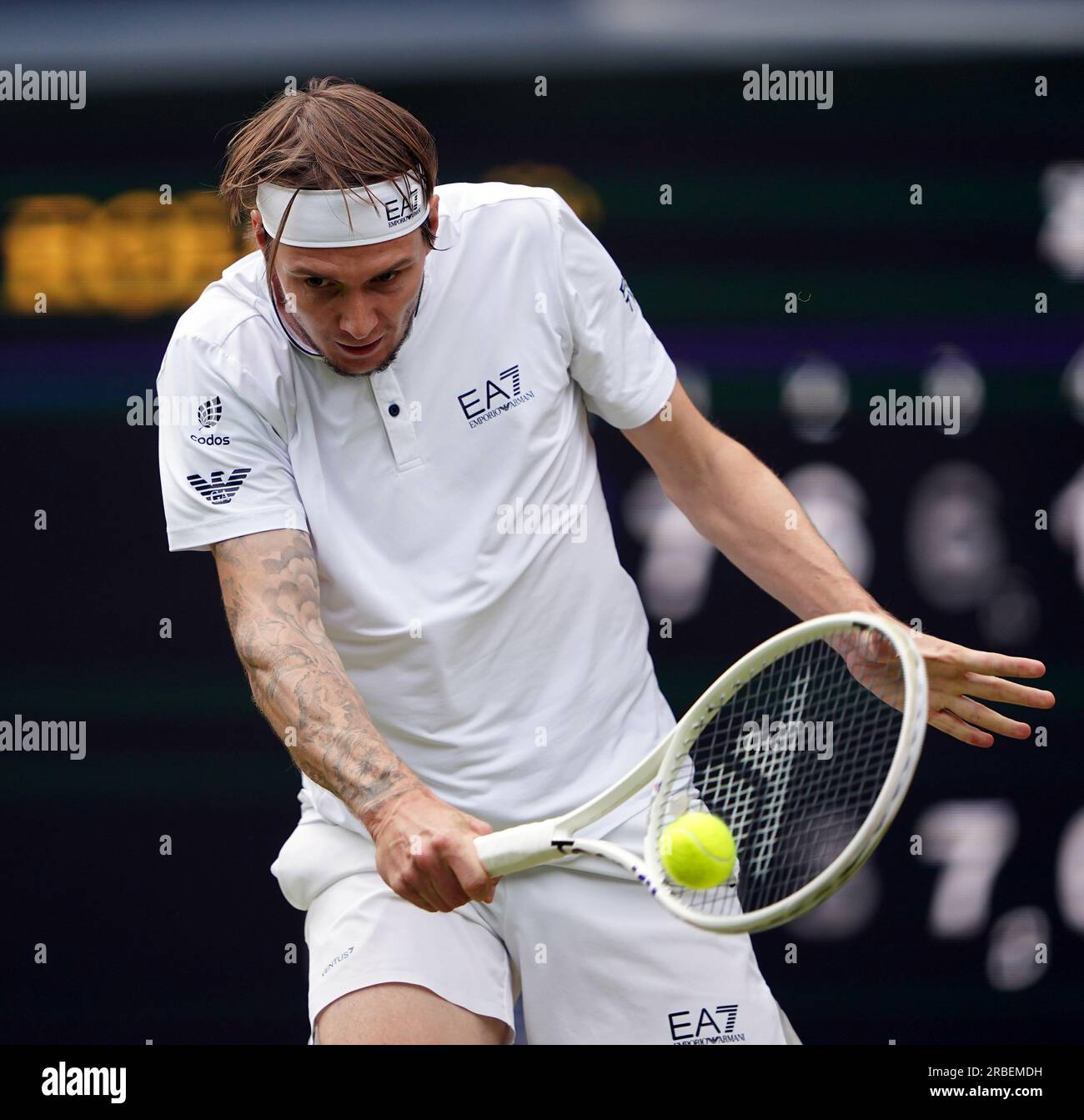 Alexander Bublik in azione contro Andrey Rublev (non nella foto) il settimo giorno dei Campionati di Wimbledon 2023 all'All England Lawn Tennis and Croquet Club di Wimbledon. Data foto: Domenica 9 luglio 2023. Foto Stock