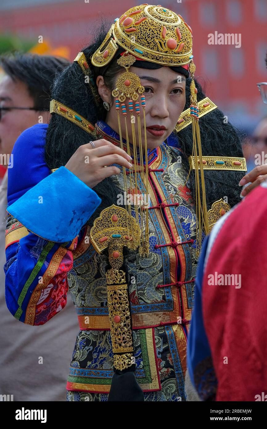 Mongolian woman in traditional costume immagini e fotografie stock ad ...