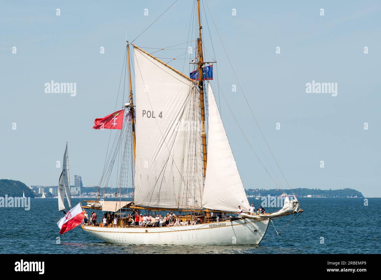 Danzica, Polonia. 9 luglio 2023. Il generale Zaruski, tradizionale ketch di legno, partecipa alla parata delle navi a vela baltiche nella baia di Danzica. La città di Danzica ospita per la 27esima volta il festival della vela Baltic Sail con partecipanti provenienti da tutti i paesi vicini al Mar Baltico. Il rally è tradizionalmente aperto a tutte le imbarcazioni, inclusi yacht turistici, taglierini e motoscafi. Il programma principale dell'evento per la domenica si svolge tradizionalmente nella baia di Danzica, per consentire a migliaia di visitatori, turisti e locali di godersi l'evento. Crediti: Ognyan Yosifov/Alamy Live News Foto Stock