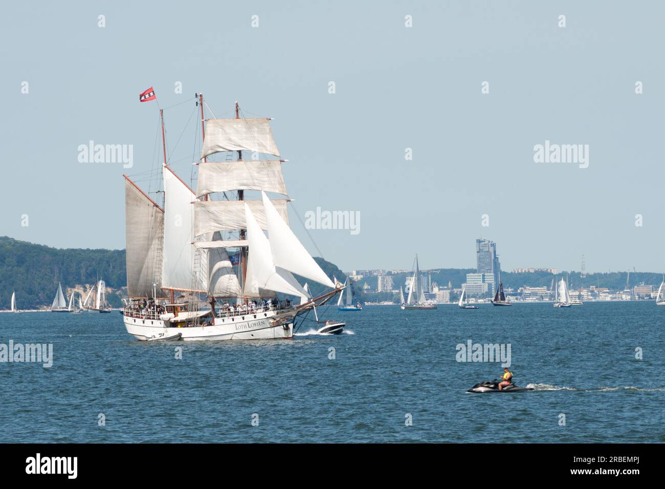 Danzica, Polonia. 9 luglio 2023. Il Loth Lorien moderno barkentine a tre alberi come nave ammiraglia per la parata di vela Baltic Sail nella baia di Danzica. La città di Danzica ospita per la 27esima volta il festival della vela Baltic Sail con partecipanti provenienti da tutti i paesi vicini al Mar Baltico. Il rally è tradizionalmente aperto a tutte le imbarcazioni, inclusi yacht turistici, taglierini e motoscafi. Il programma principale dell'evento per la domenica si svolge tradizionalmente nella baia di Danzica, per consentire a migliaia di visitatori, turisti e locali di godersi l'evento. Crediti: Ognyan Yosifov/Alamy Live News Foto Stock