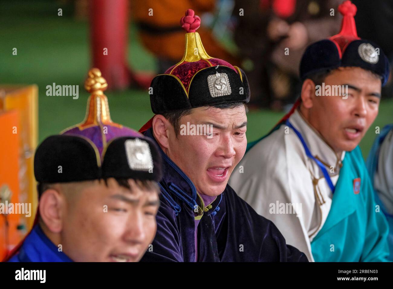 Ulan Bator, Mongolia - 9 luglio 2023: Partecipanti a una gara di tiro a ossa nucklebone a Ulan Bator, Mongolia. Foto Stock