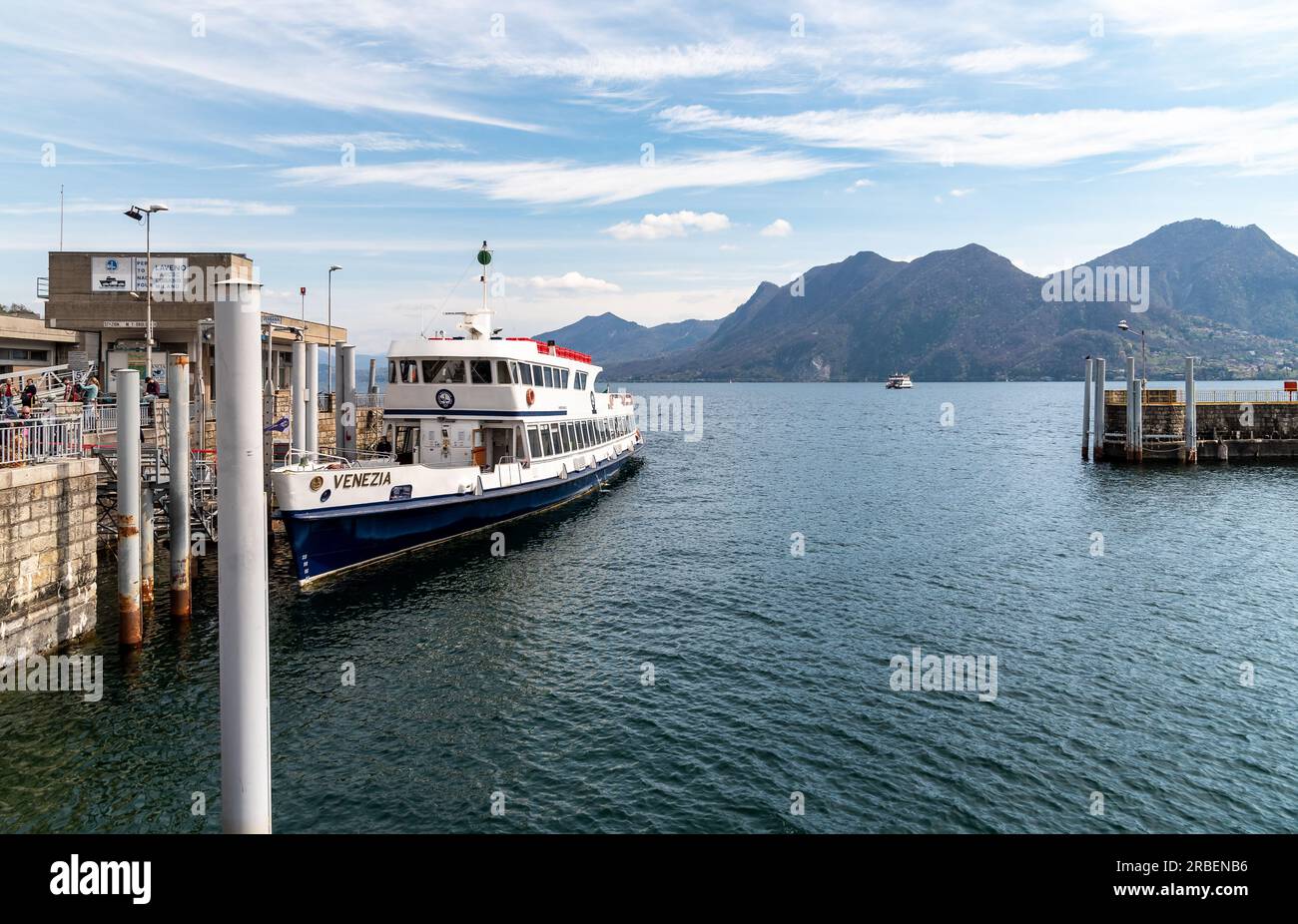 Intra-Verbania, Piemonte, Italia - 9 aprile 2023: Paesaggio del lago maggiore con traghetto al porto di Intra Foto Stock