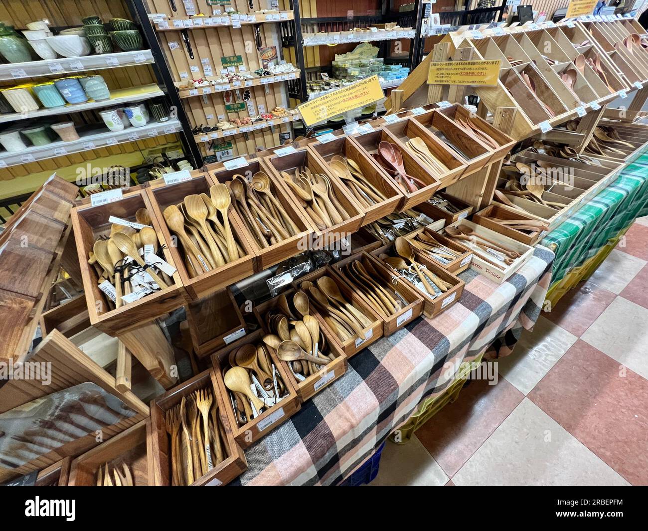 Tokyo - 2 maggio 2023: Il negozio di utensili in legno a Kappabashi dori. Kappabashi è famosa per il suo mercato di utensili giapponesi a tokyo o il cosiddetto Kitchen To Foto Stock