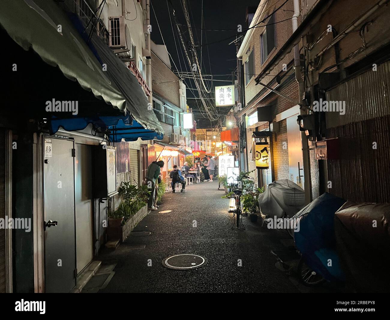 i ristoranti sono quasi freddi nel cibo di strada in hobby street la sera. una delle strade dei ristoranti a mezzanotte Foto Stock