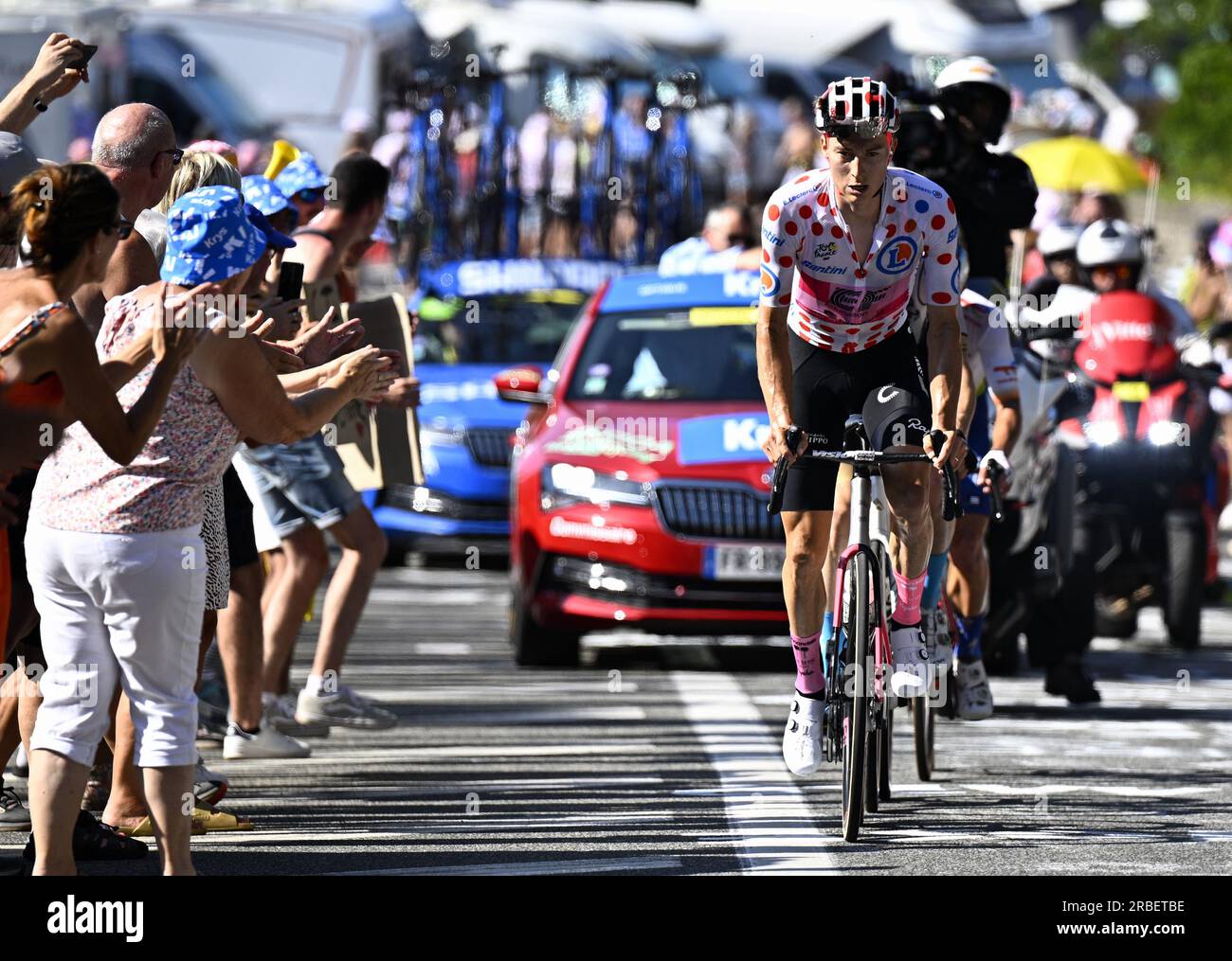 Neilson Powless DEGLI STATI UNITI di EF Education-EasyPost nella foto in azione durante la 9a tappa del Tour de France, una corsa di 182,4 km da Saint-Leonard-de-Noblat a Puy de Dome, Francia, domenica 9 luglio 2023. Il Tour de France di quest'anno si svolge dal 1° al 23 luglio 2023. BELGA FOTO JASPER JACOBS Foto Stock